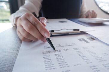 Berechnung der Anlageintensität: Bedeutung, Formel und Beispiele für Unternehmen